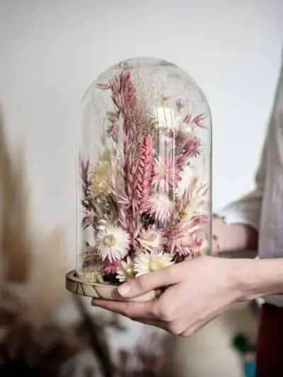 Cloche de fleurs séchées — création florale